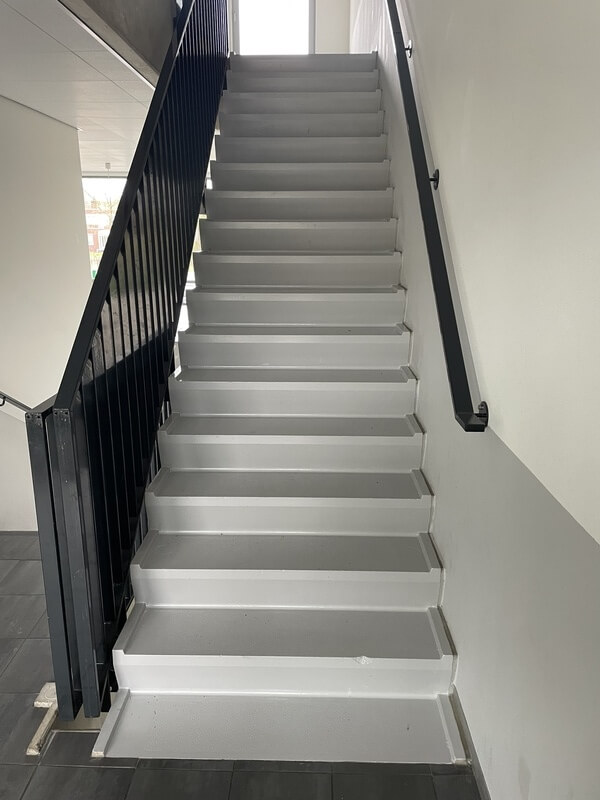 Afbeelding voor: Transformez votre escalier en béton avec le Vista Aqua 2K EP Primer et le Vista Aqua 2K PU Finish